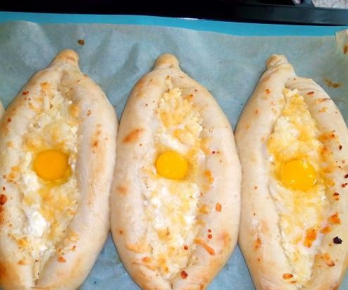 Khachapuri laivas ar biezpiena un siera pildījumu