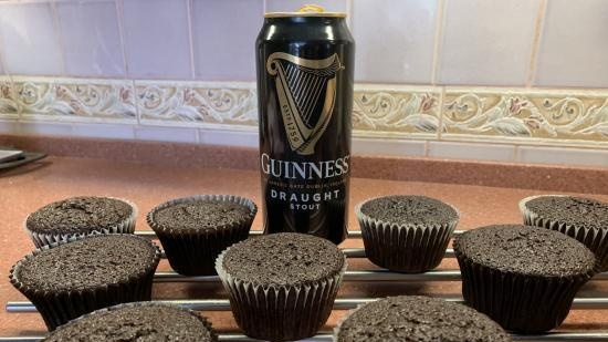 Ginesa šokolādes cupcakes (Nigelas Lawson šokolādes Guinness kūka)