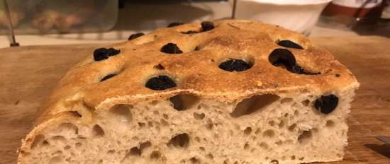 Focaccia med oliven og tomater på rug surdeig