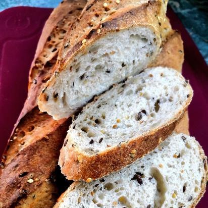 Baguette-loaf Multigrain, brygget med surdeigsodling 50% fuktighet