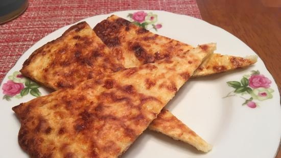 Khachapuri raskt på en annen måte i en kontaktgrill VVK