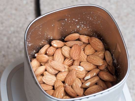 Aprikoskjerne og cashewpasta (urbech) på melange