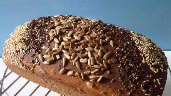 Dessert whole grain bread with honey and seeds