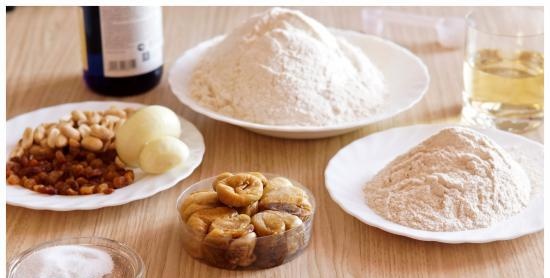 Wheat onion bread with figs, raisins and nuts