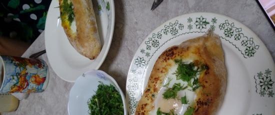 Khachapuri laivas ar biezpiena un siera pildījumu