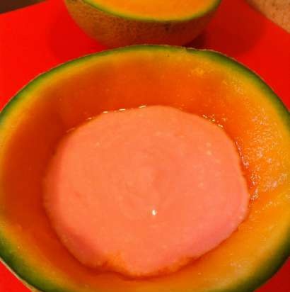 Fruktsuppe i melon Tropicanka