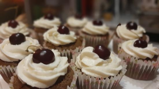 Šokolādes cupcakes ar krējumu (+ video)