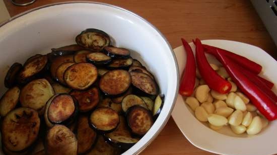 Aubergine forrett med pepper og hvitløk