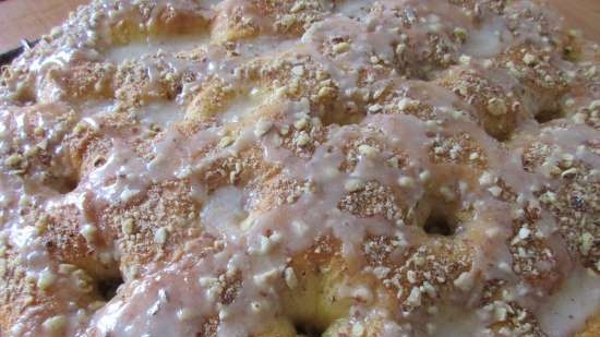 Kuchen with almond crumbs