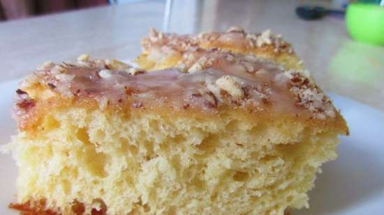 Kuchen with almond crumbs