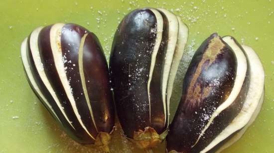 Eggplant baked in the oven with cheese and tomatoes in a different manner