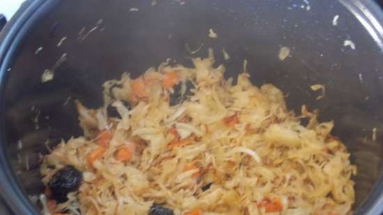 Lean cabbage soup with cabbage, beans, mushrooms and prunes under a bread lid