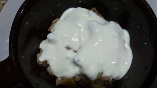 Jerusalem artichoke and chestnuts baked in a pot with sour cream