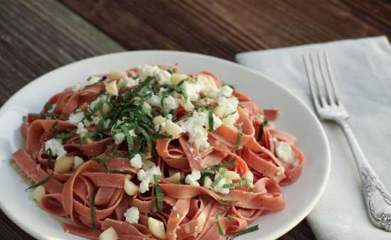 Hjemmelaget spelt rødbeterpasta