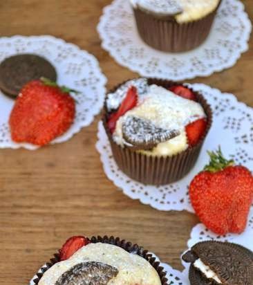 Cupcakes med aromatisk te, jordbær og Oreo-kaker