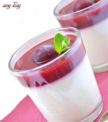 Panna cotta ar balto šokolādi un ķiršiem