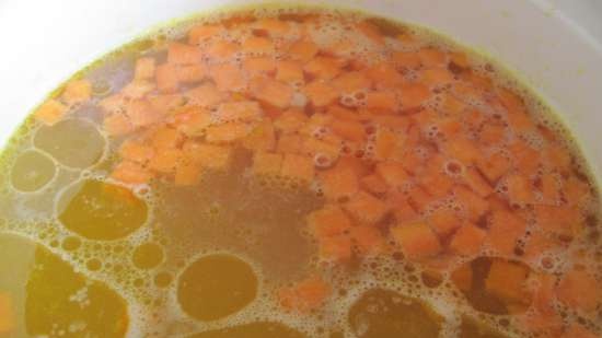 Grønnsakssuppe med kyllingbuljong