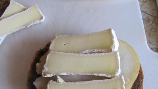 Sviestmaizes ar bumbieru un camembert