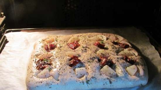 Focaccia with whole grain flour, potatoes and sun-dried tomatoes