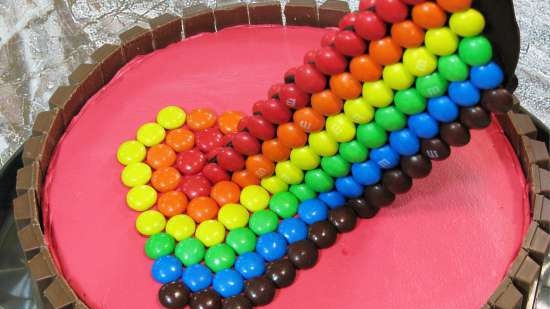 Cake with M & M's and Kit Kat chocolate (decoration workshop)