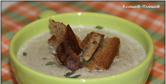 Champignon and celery cream soup with aromatic rye croutons