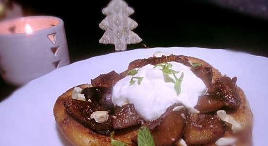 Caramelized plum in cinnamon on brioche