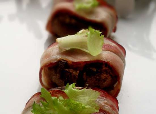 Champignons baked in bacon with nut-cheese filling