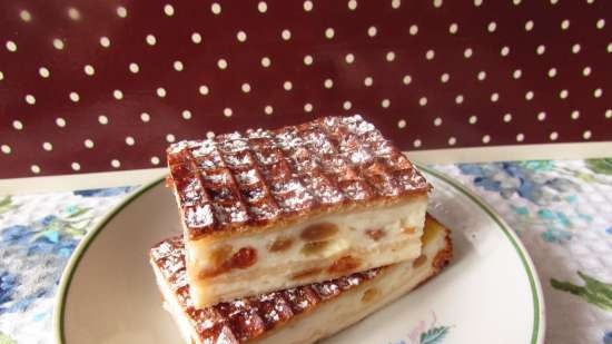 Thịt hầm pho mát với táo và nho khô trong bánh waffle