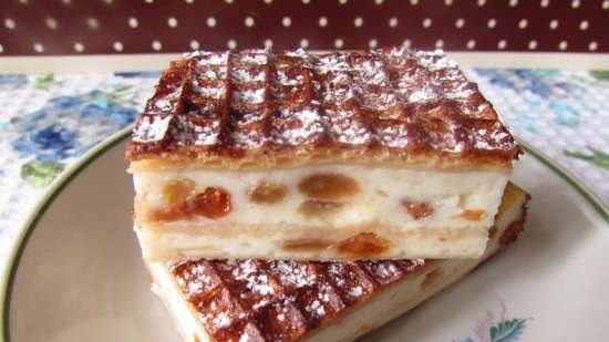 Thịt hầm pho mát với táo và nho khô trong bánh waffle