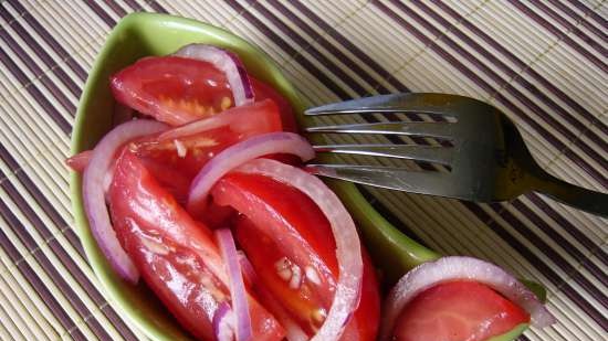 Tomat- og løksalat med tomatsaftdressing