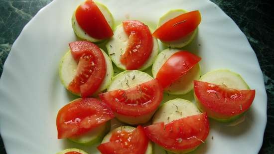 Rask courgette med tomater og ost i mikrobølgeovnen