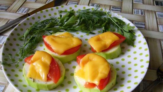 Rask courgette med tomater og ost i mikrobølgeovnen