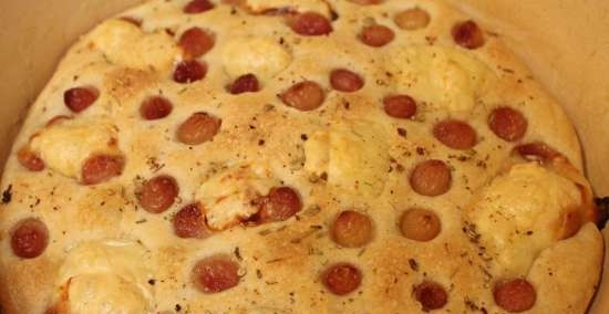 Focaccia với nho và mozzarella với men lỏng