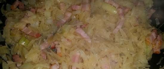 Potetkålgryte med kjøttboller (Kartoffel-Sauerkraut-Auflauf mit Frikadellen)