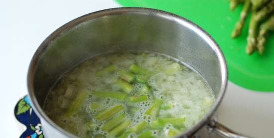 Asparagus soup with spinach and coconut milk