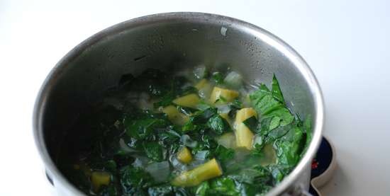 Asparagus soup with spinach and coconut milk