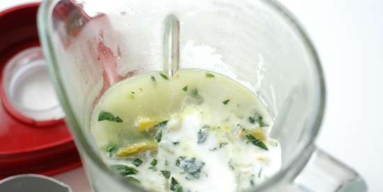 Asparagus soup with spinach and coconut milk