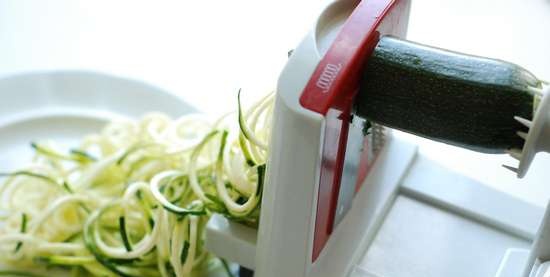 Laks med appelsinsaus, squashspaghetti og avokado