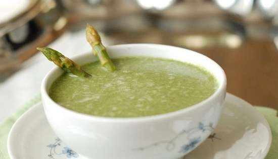 Asparagus soup with spinach and coconut milk