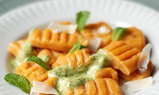 Gnocchi bí ngô với pesto cam bạc hà