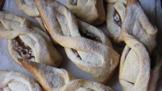 Flavored cookies with apple filling