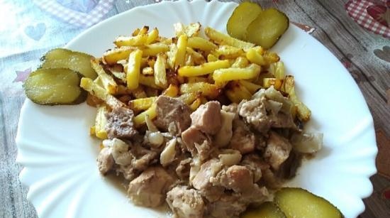 Stew Tender with mushrooms in a slow cooker Kitfort 212