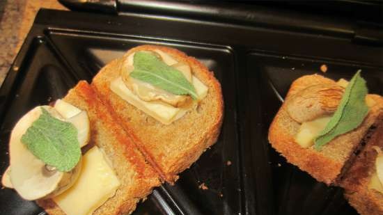 Sandwiches with mushrooms, cheese and sage in garlic sauce (sandwich maker or contact grill)