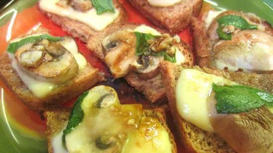 Sandwiches with mushrooms, cheese and sage in garlic sauce (sandwich maker or contact grill)