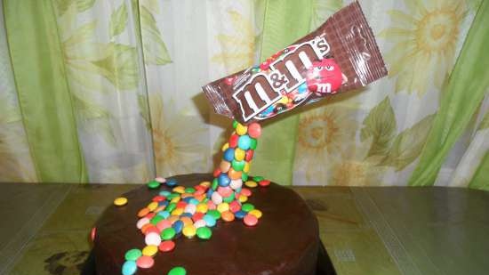 עוגה עם שוקולד M & M ו Kit Kat (סדנת קישוט)