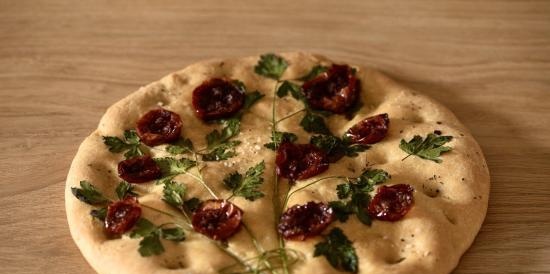 Focaccia med soltørkede tomater