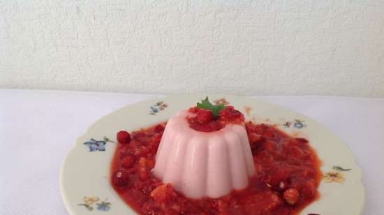 Zemeņu panna cotta ar zemenēm