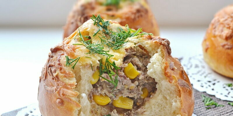 Buns with cheese, corn and canned sardines