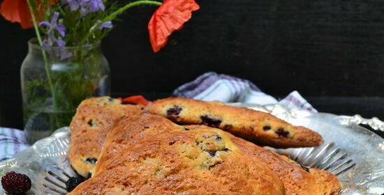 Rømme scones med morbær