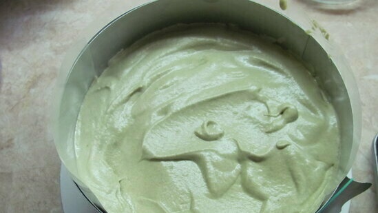 Bánh bông lan với hạt mè đen, thạch mơ và mousse matcha